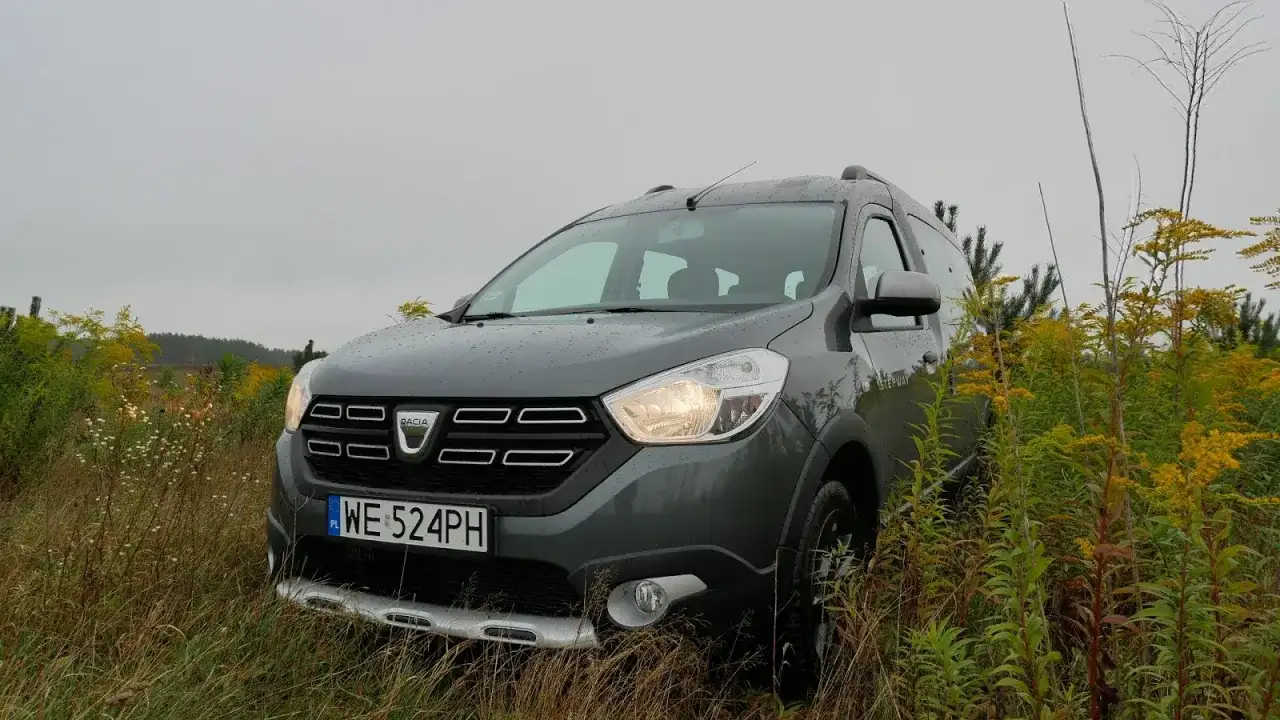 Szary Dacia Dokker na tle jesiennej przyrody. Zastanawiasz się nad jego **pojemnością baku**?