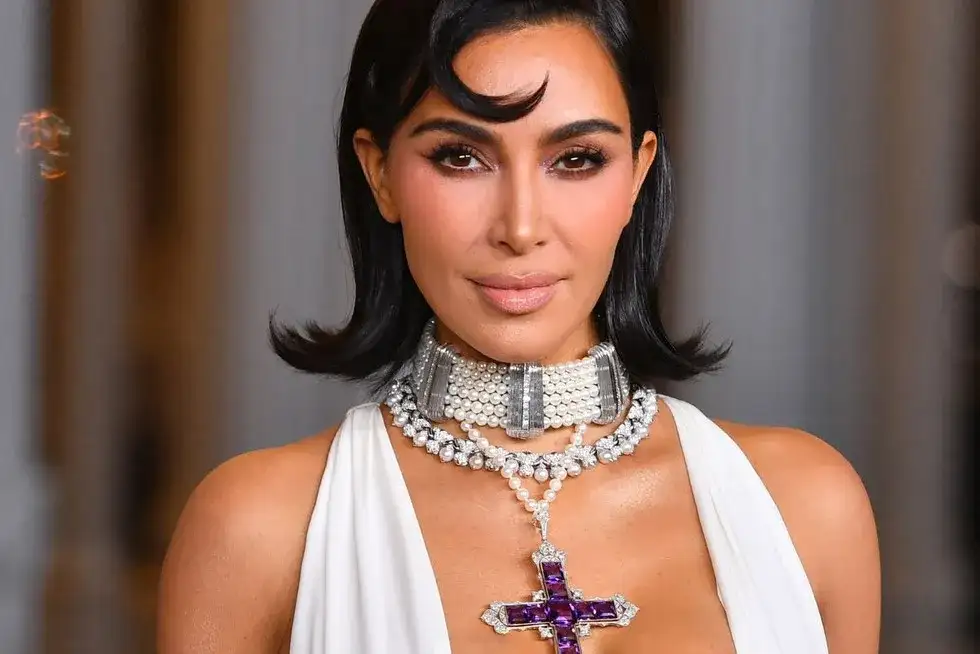 Kim Kardashian fryzura: 10 najmodniejszych stylizacji gwiazdy