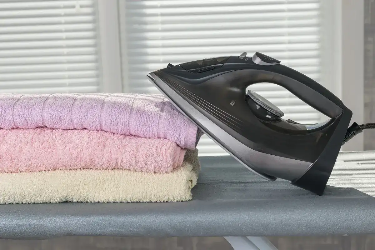 Żelazko parowe czy parownica? Ostateczny werdykt i porównanie