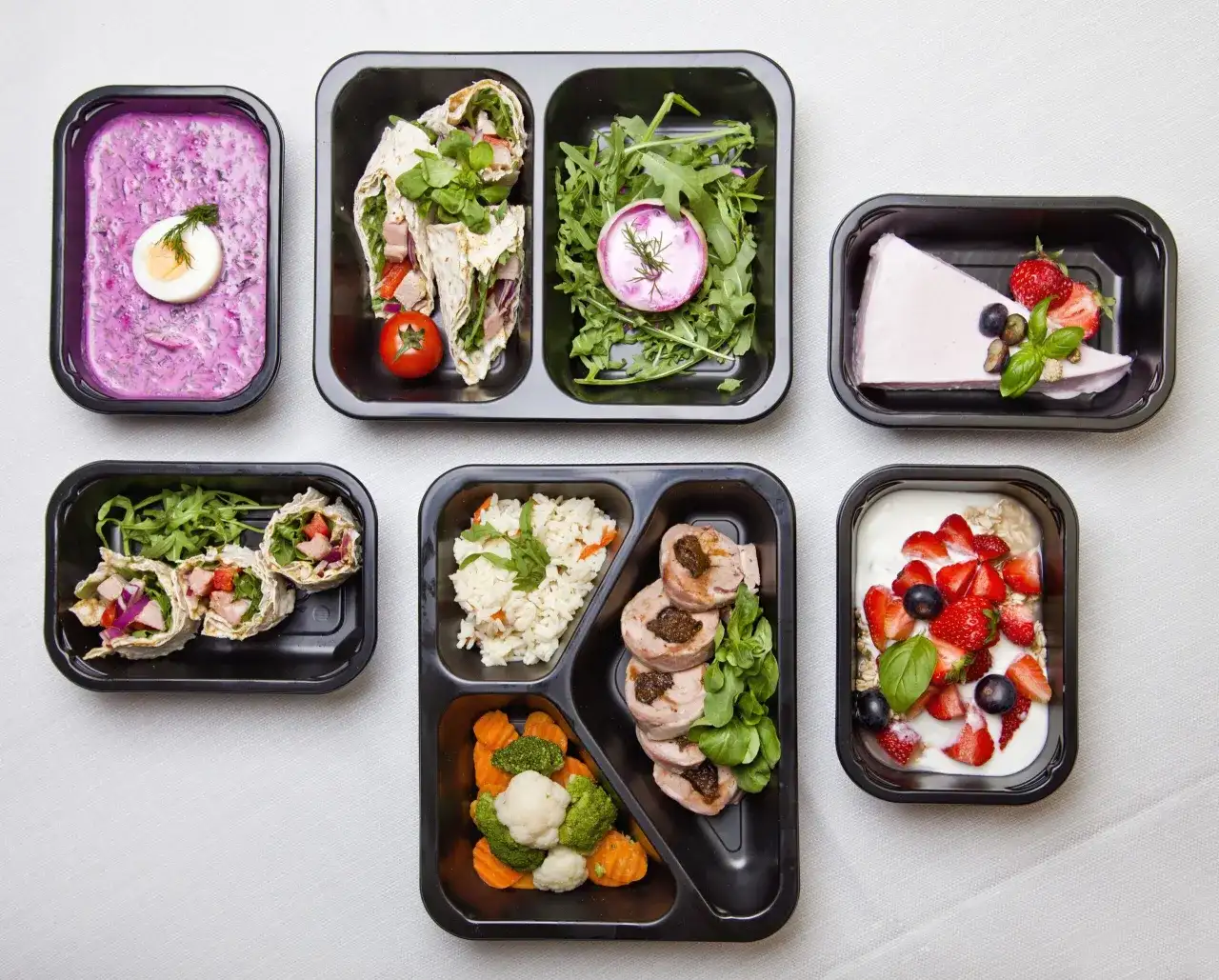 Catering dietetyczny co to? Poznaj korzyści i rodzaje diet pudełkowych