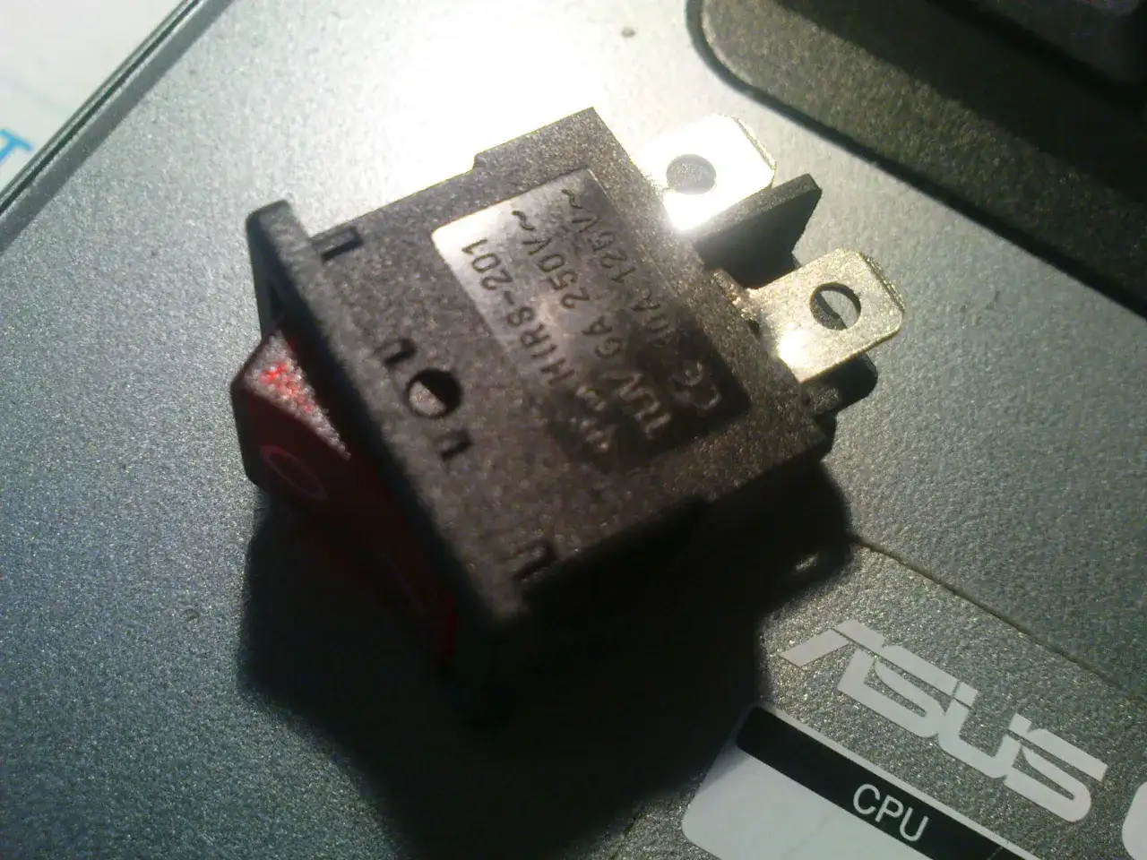 Przełącznik z podświetleniem, który pokazuje, ile prądu pobiera podświetlenie włącznika.