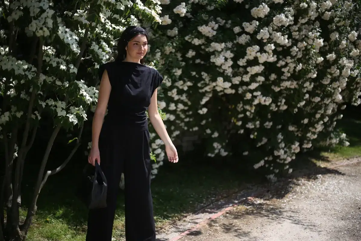 Czarne ubrania bez kłaczków: sprawdzone sposoby na pranie i nie tylko