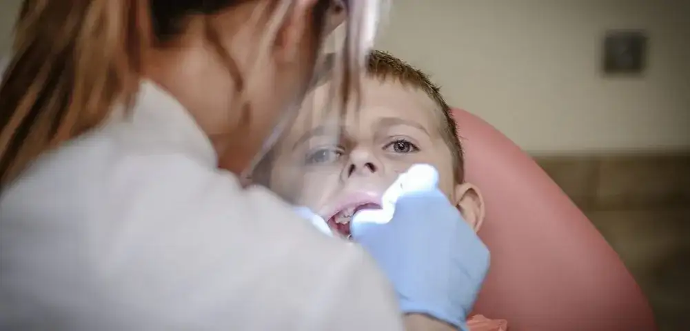 Jak przekonać dziecko do dentysty? 7 strategii Kajetana Kaczmarka