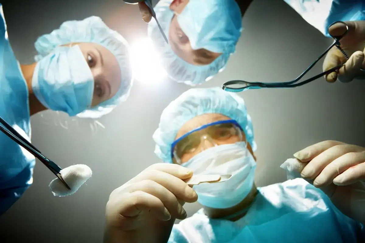 Chirurg: 13 lat drogi do zawodu w Polsce. Czy jesteś gotów?