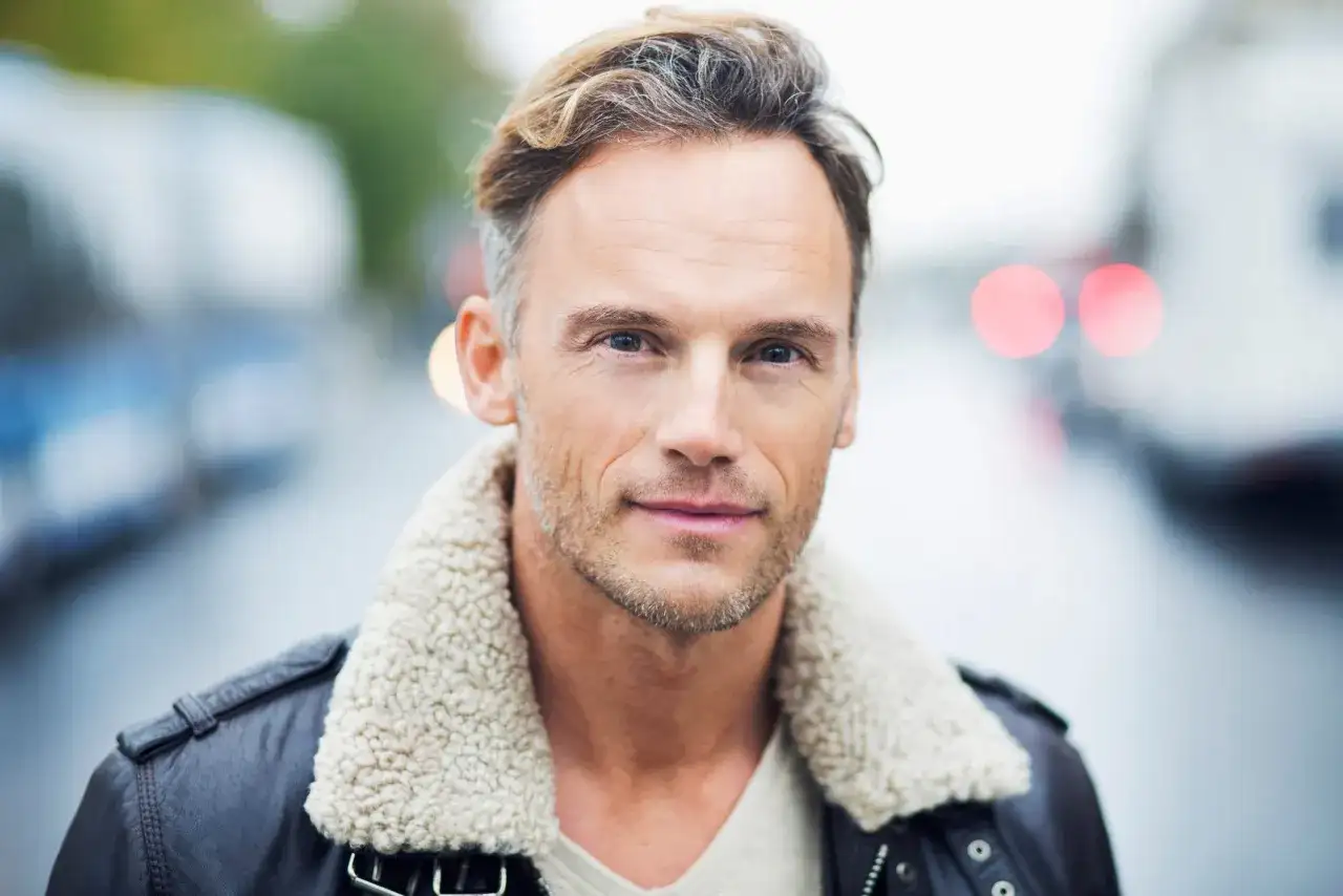 Odmładzające fryzury dla mężczyzn: Czy Twoja dodaje Ci lat?