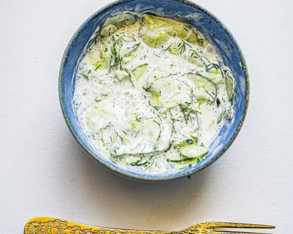 Jak zrobić mizerię na słodko – prosty przepis na deserową wersję bez soli