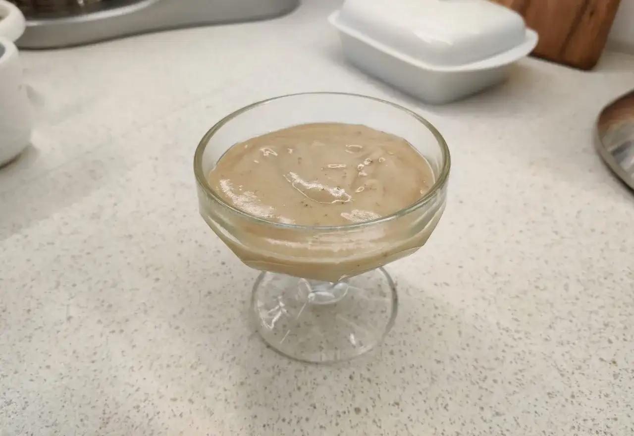 Pyszny budyń na mleku owsianym w pucharku. Idealny deser dla każdego, kto zastanawia się, czy można zrobić budyń na mleku owsianym.