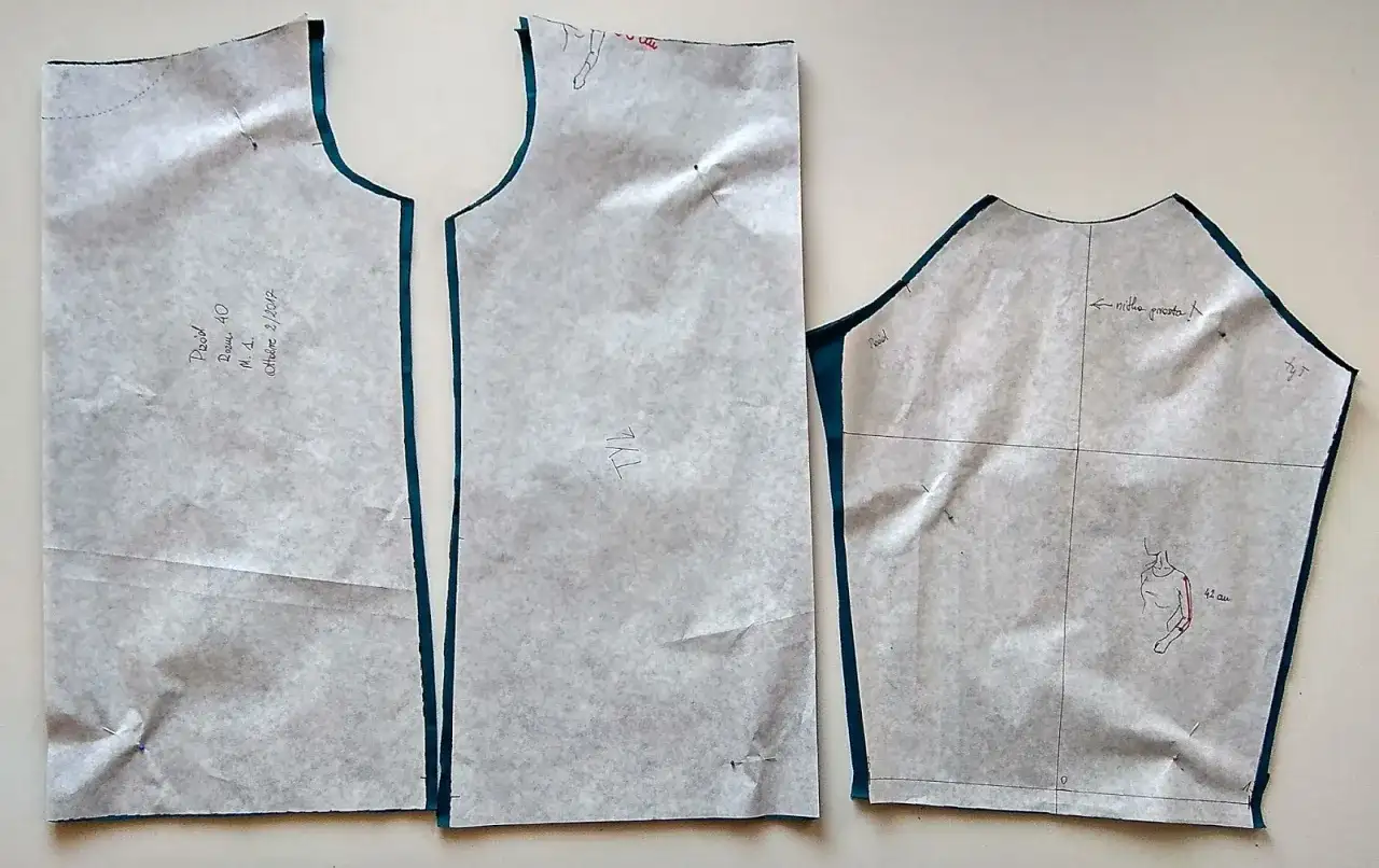 Odmień bluzkę: Jak zrobić dekolt V-neck, łódka? Poradnik!