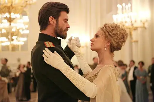 Najlepsze filmy kostiumowe o miłości, które musisz zobaczyć