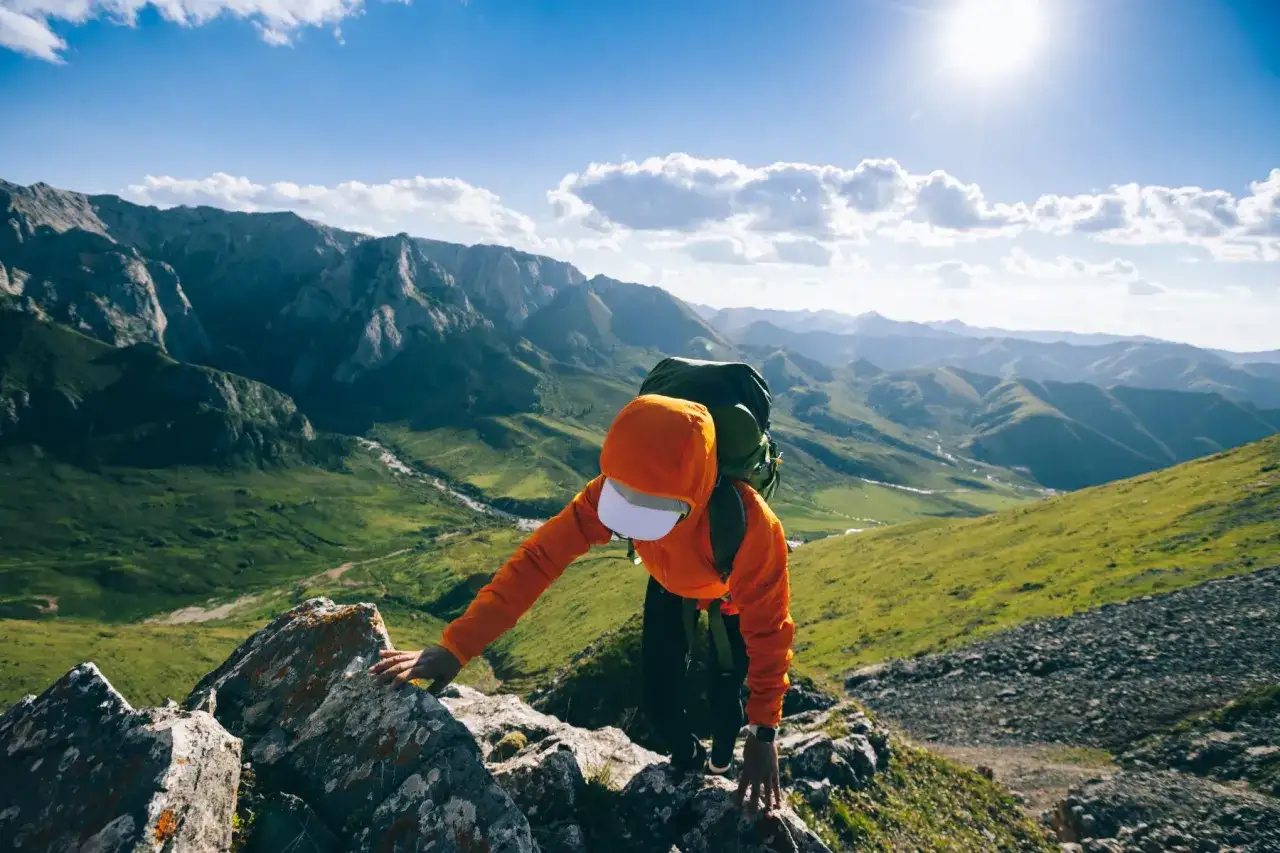 Wspinaczka w górach. Zawsze warto mieć ubezpieczenie górskie, gdy zdobywasz szczyty.