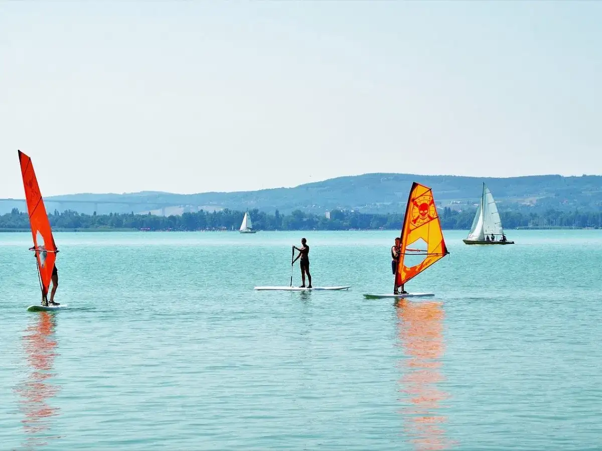 Jezioro Żarnowieckie: tajemnice, atrakcje i rekreacja w sercu Pomorza