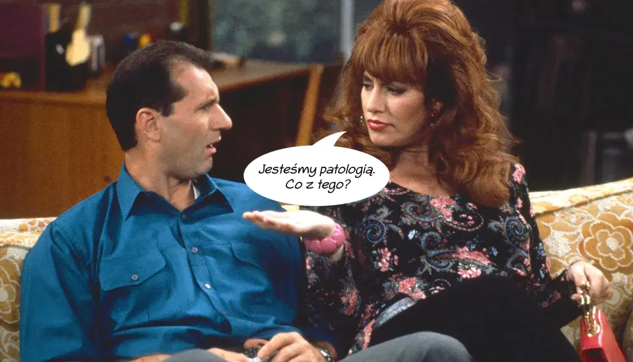 Al Bundy i Peggy siedzą na kanapie, dyskutując o swoim życiu. "Jesteśmy patologią. Co z tego?" - mówi Peggy, co idealnie oddaje ducha "Świata według Bundych".