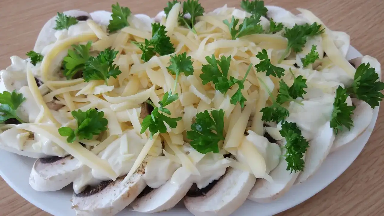 Jak zrobić sałatkę z pieczarek - prosty przepis na pyszne danie