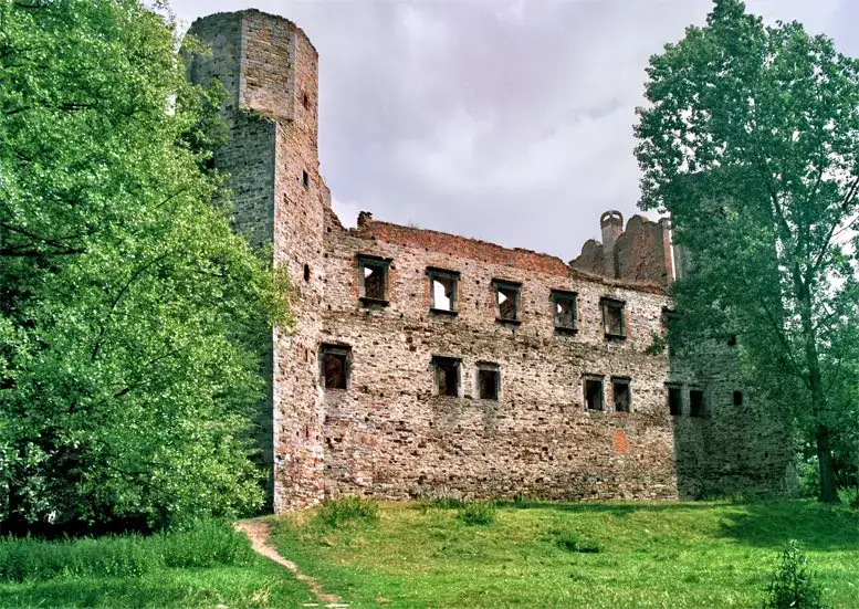 Ruiny zamku w Drzewicy: Historia, atrakcje i tajemnice, które musisz znać
