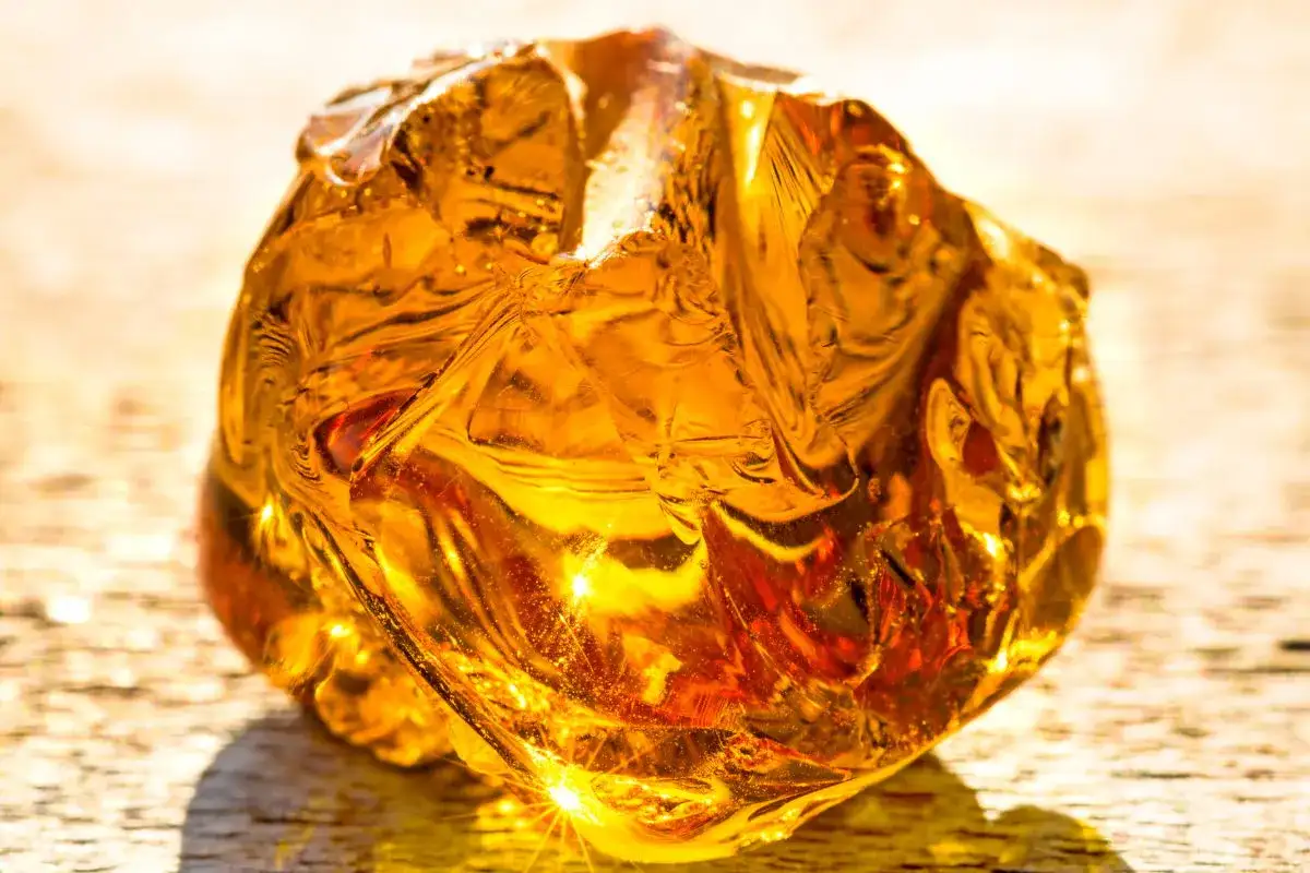 Kto odkrył prąd? Cała historia od bursztynu do gniazdka