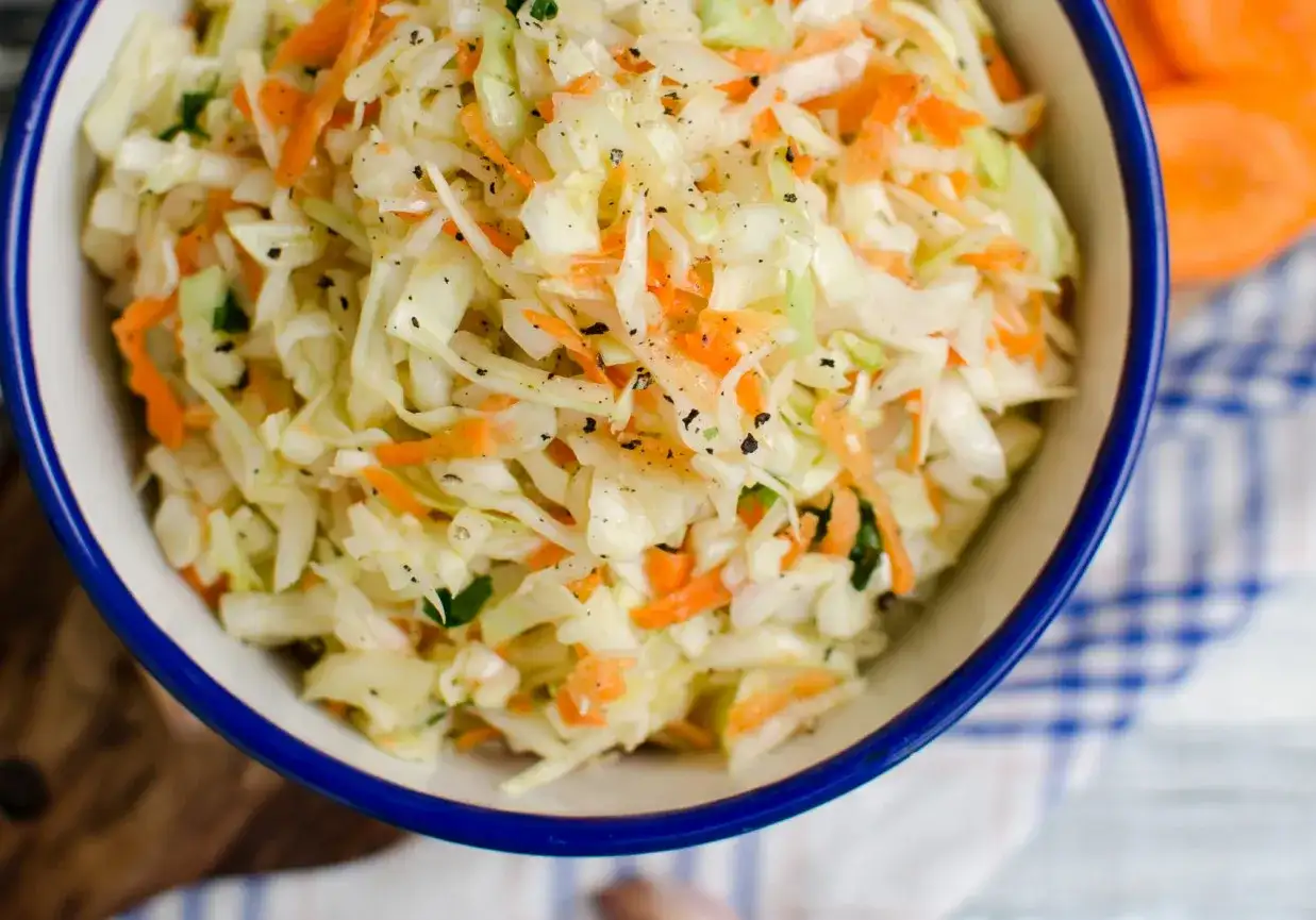 Surówka z białej kapusty jak w barze – idealny przepis na smak dzieciństwa