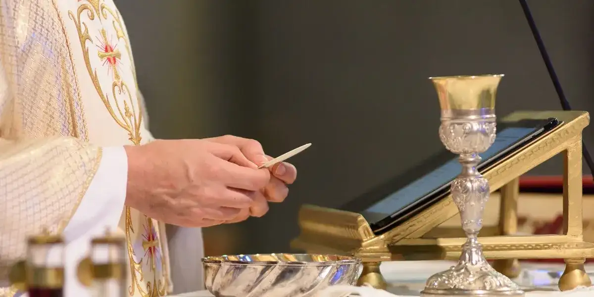 Ile kosztuje msza w intencji zmarłego? Sprawdź ceny i szczegóły