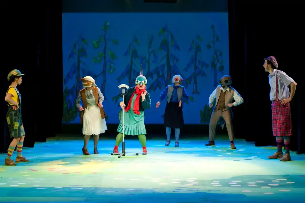 Na scenie tańcowały dwa michały wiersz. Aktorzy w ptasich maskach i kolorowych strojach bawią publiczność.