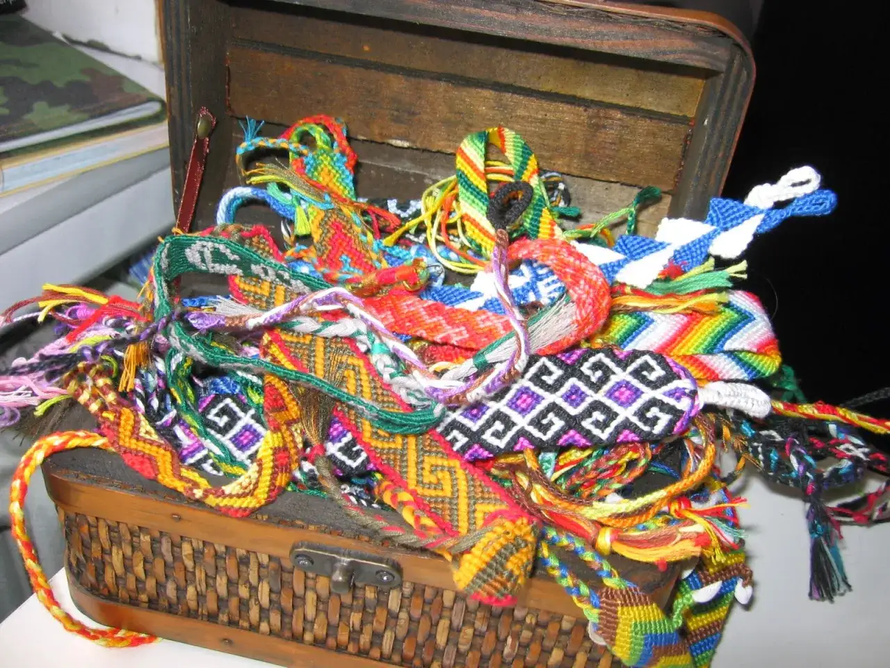 Kolorowe bransoletki z muliny, idealne do nauki jak zrobić bransoletkę z muliny. Wypełniają drewnianą szkatułkę.