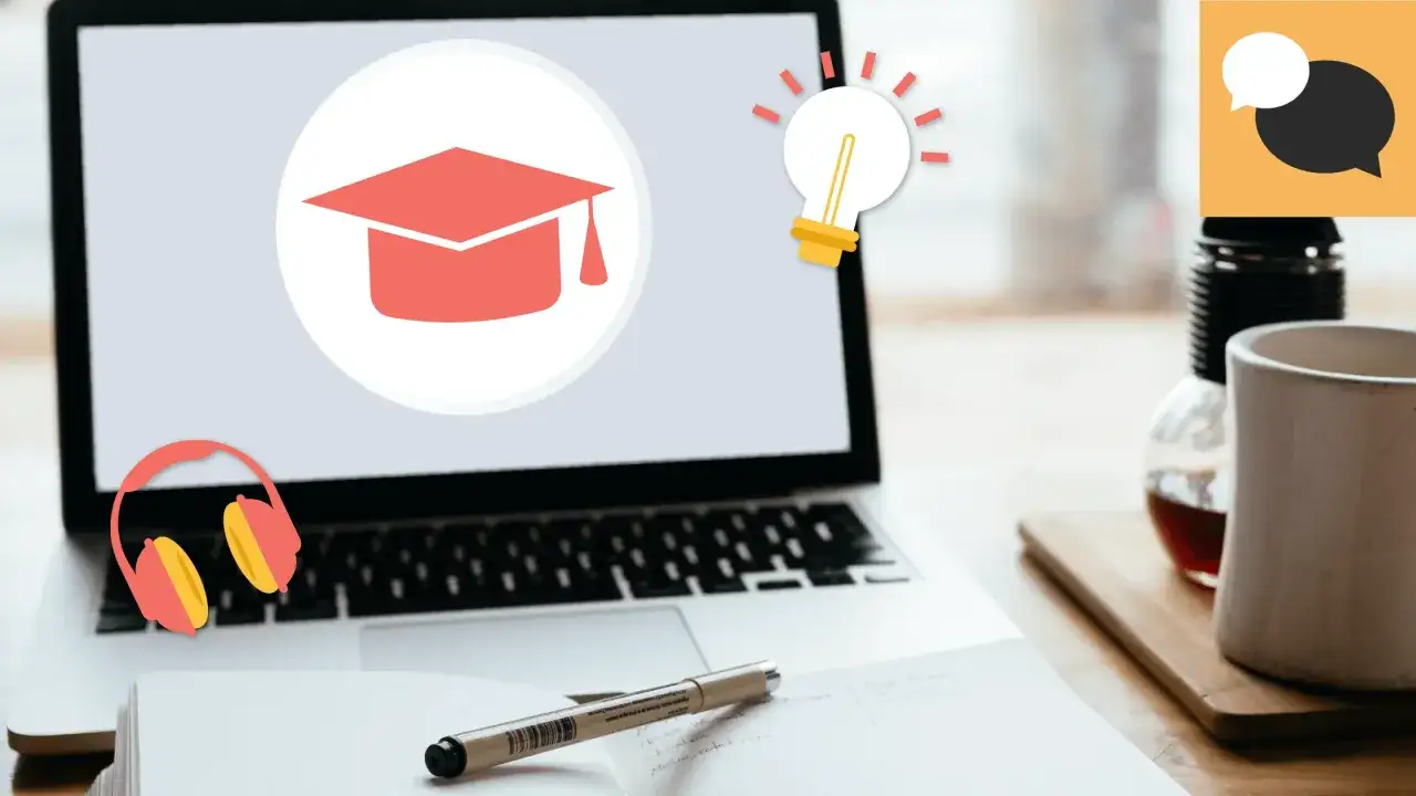 Laptop z ikoną czapki absolwenta, żarówką i słuchawkami. Idealne do nauki, np. kurs marketing.