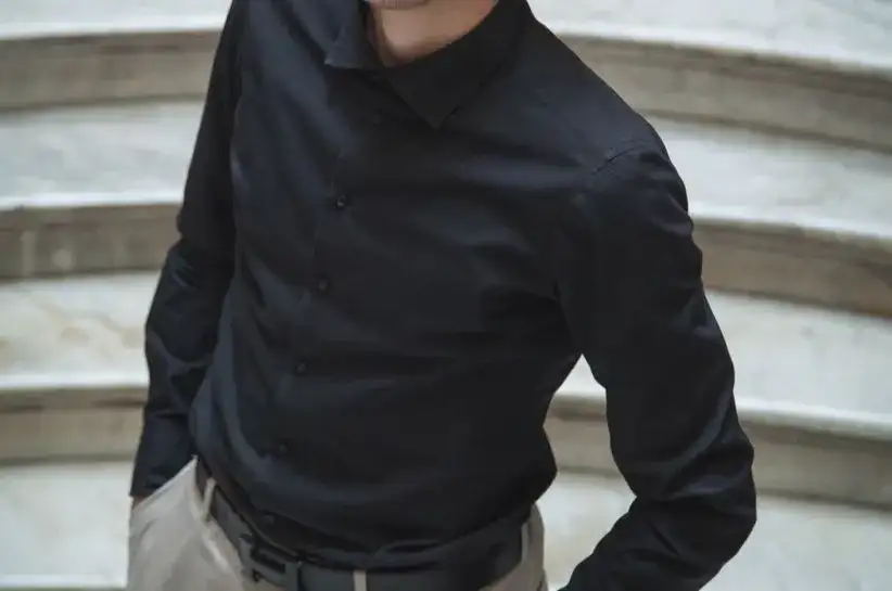 Czarna koszula męska jakie spodnie – najlepsze stylizacje na każdą okazję