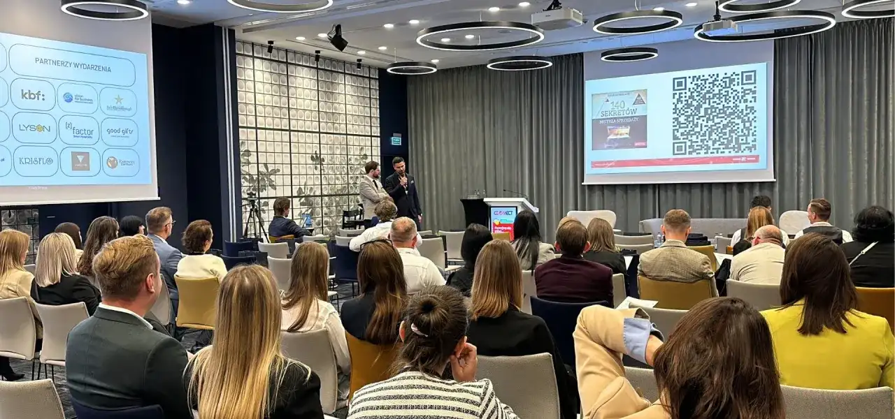 Na sali konferencyjnej trwa szkolenie. Prelegenci przemawiają do zgromadzonej publiczności. Idealne imprezy na które wynajmujemy fotografa, by uwiecznić ważne momenty.