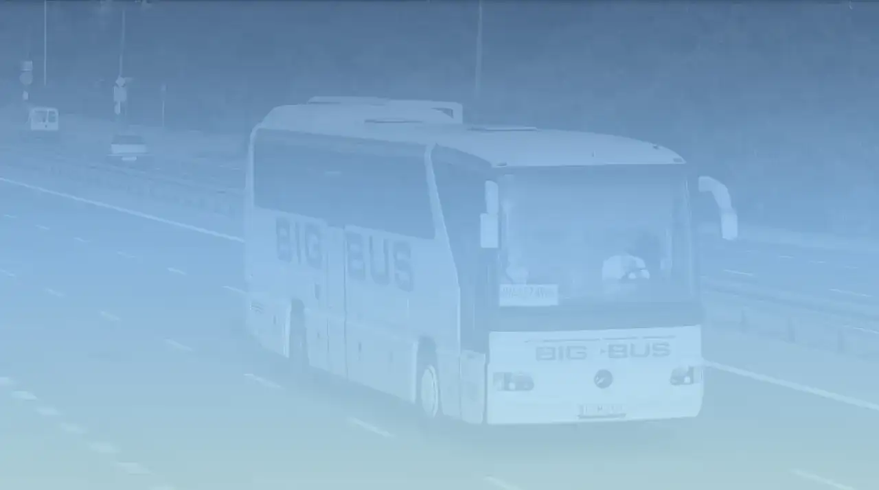 Biały autokar BIG BUS z napisem "WARSZAWA" na trasie. Sprawdź max bus Zamość Warszawa rozkład jazdy.