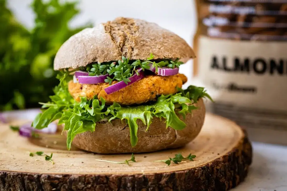 Wege burger – ile kalorii kryje się w tej zdrowej alternatywie?