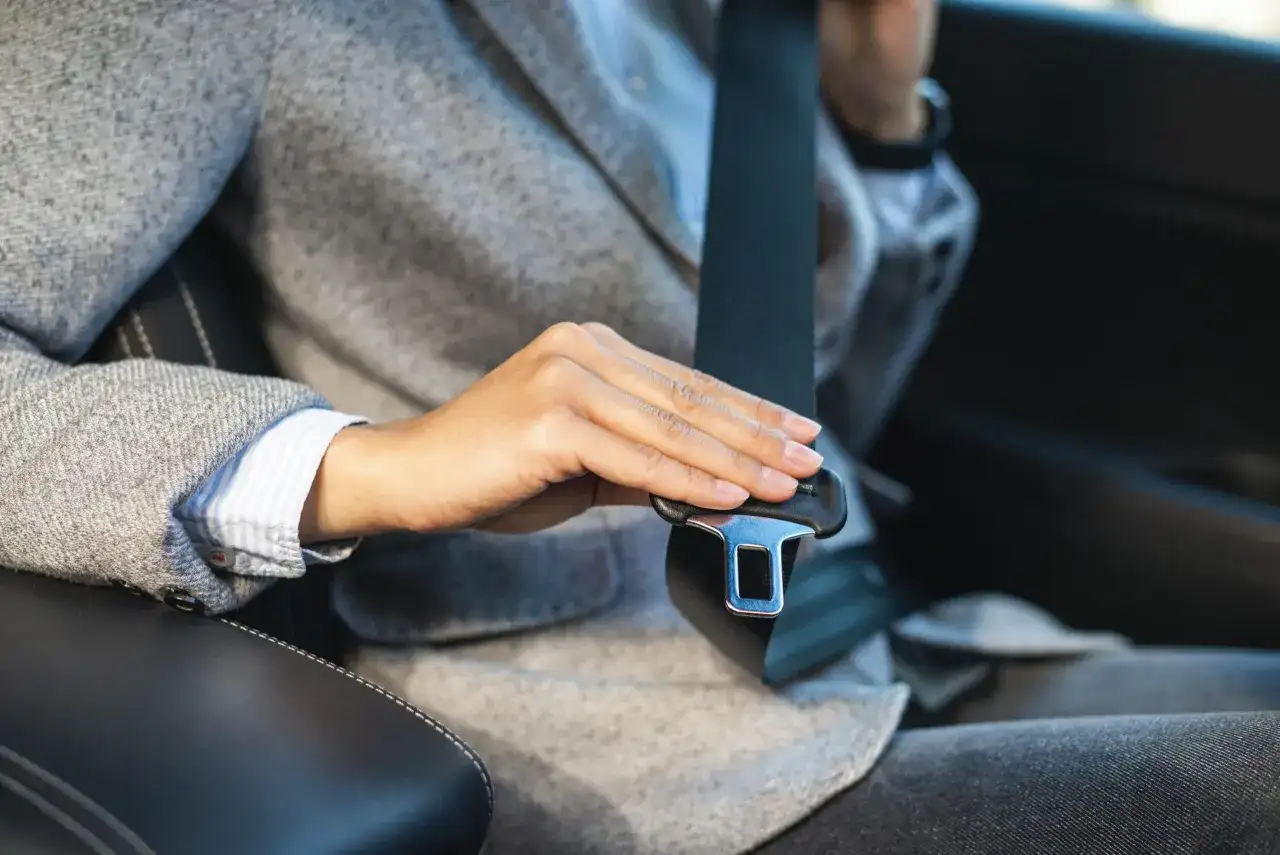 Dlaczego warto zapinać pasy bezpieczeństwa? Oto kluczowe powody