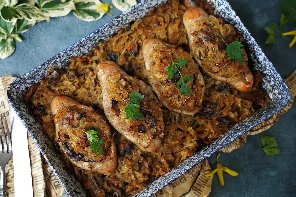 Biała kiełbasa w kapuście kiszonej z pieczarkami! Smak na talerzu