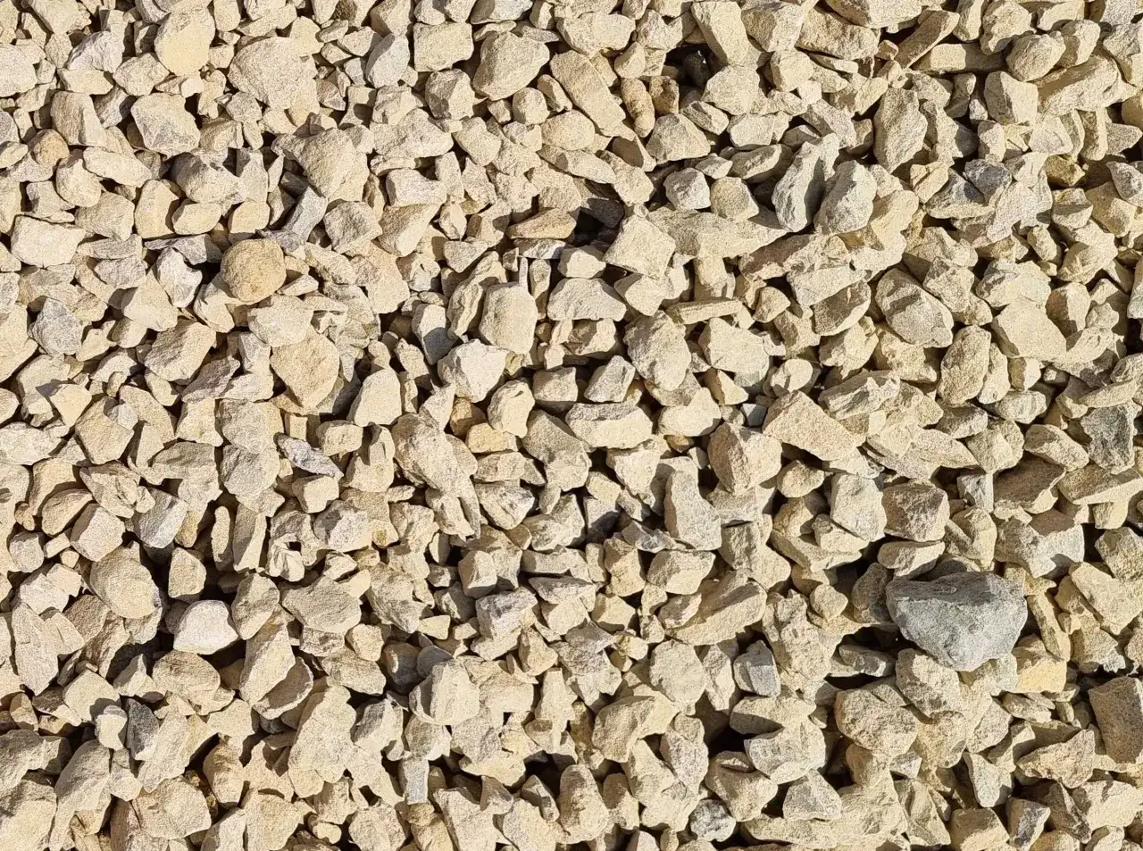 Kruszywo pod kostkę: Ile kosztuje? Ceny, transport i jak zaoszczędzić