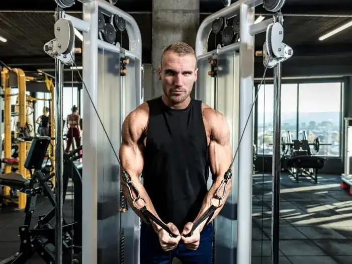 Skuteczne ćwiczenia na klatkę piersiową, które zmienią twoją sylwetkę