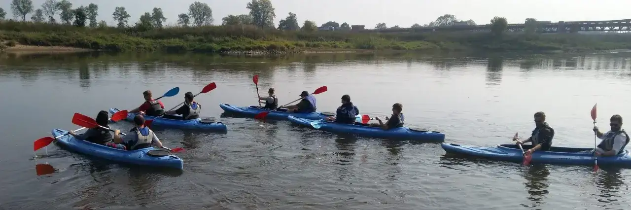 Spływ kajakowy Odrą: Przewodnik po trasach, logistyce i bezpieczeństwie