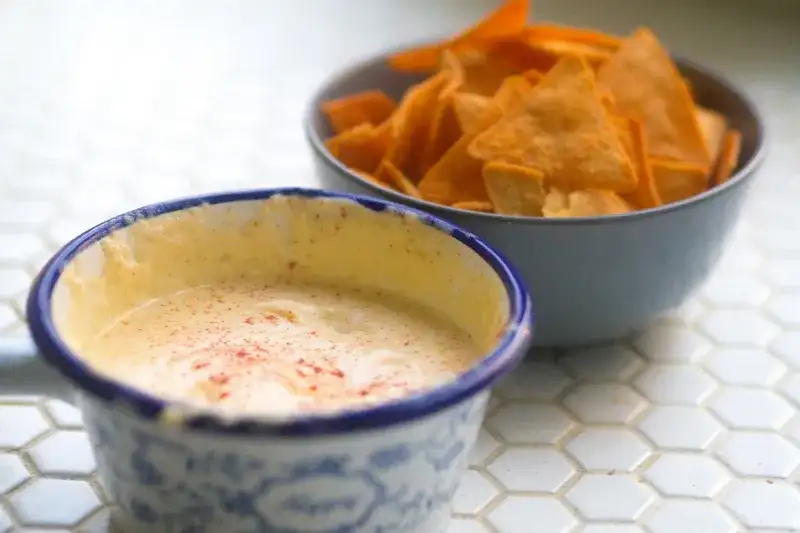 Domowy sos serowy do nachosów? Przepis na hit każdej imprezy