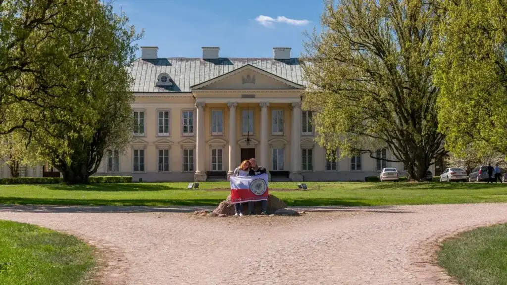 Pałac Walewskich w Walewicach: Fascynująca historia i piękne noclegi