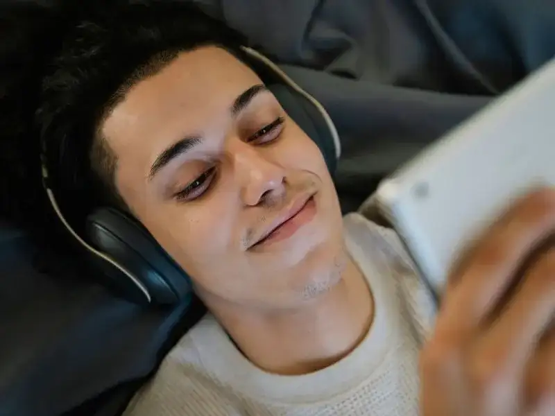 Rola muzyki w filmie: Jak ścieżka dźwiękowa wpływa na nasze doznania kinowe?