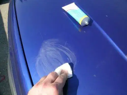 Jak dobrze polerować samochód, aby uniknąć zarysowań i uszkodzeń