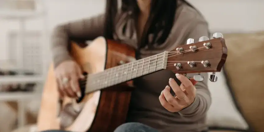 Jak nastroić gitarę bez stroika? Poznajemy 3 sprawdzone metody!