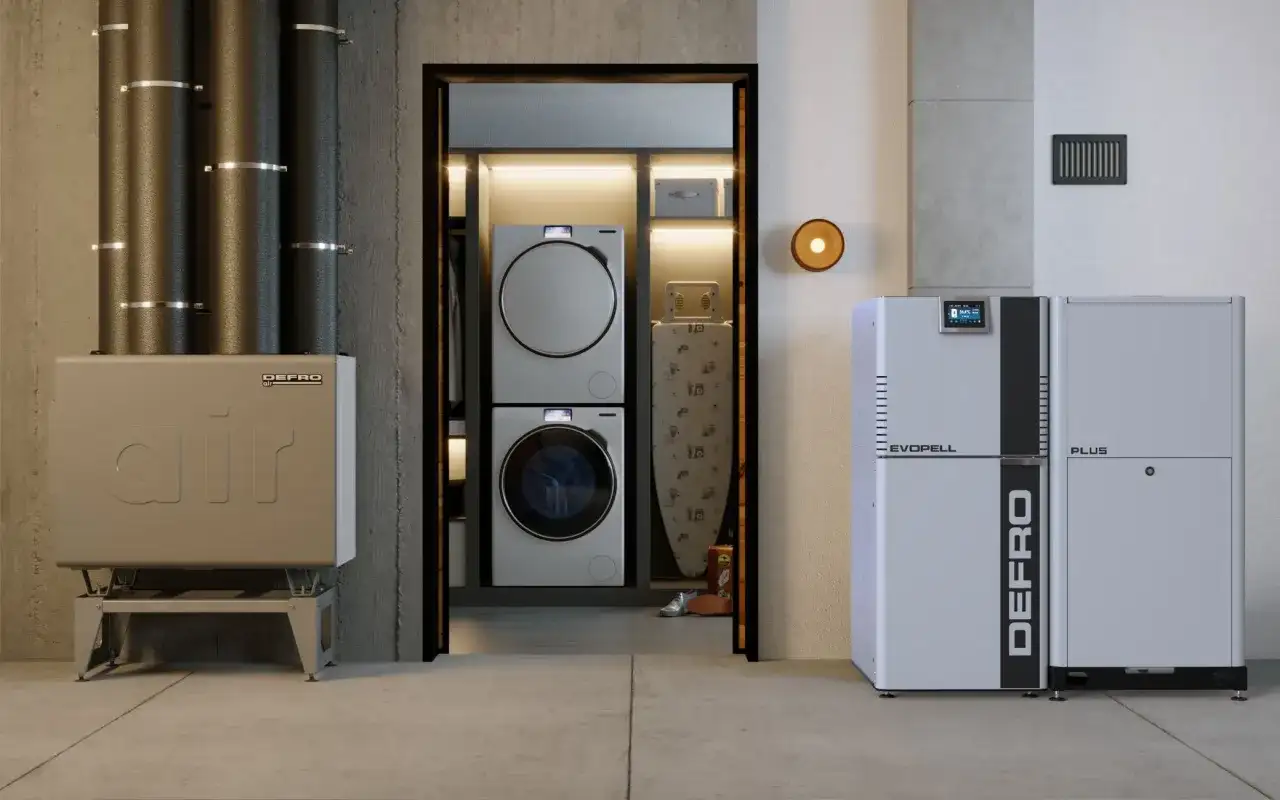 Nowoczesny kocioł co z podajnikiem 15 kW marki DEFRO, obok pralki i suszarki w pralni.