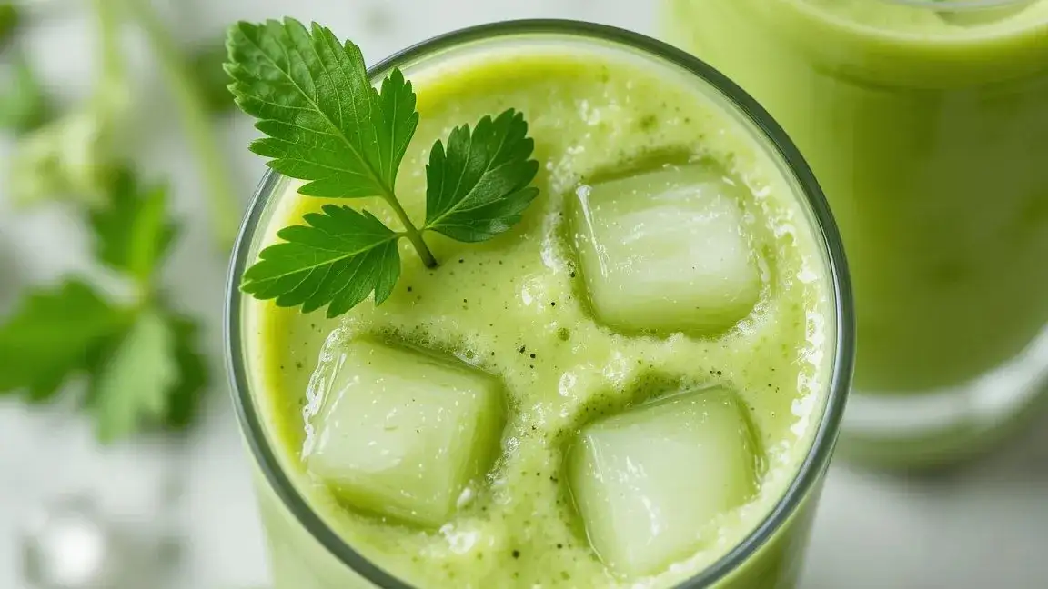 Zdrowy koktajl z pietruszki i banana, który pokochasz za smak i właściwości