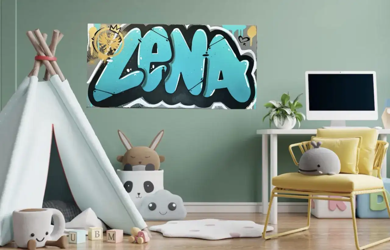 Graffiti-Kunstwerk mit dem Namen "LENA" in Türkis und Schwarz auf einer Wand über einem Schreibtisch.