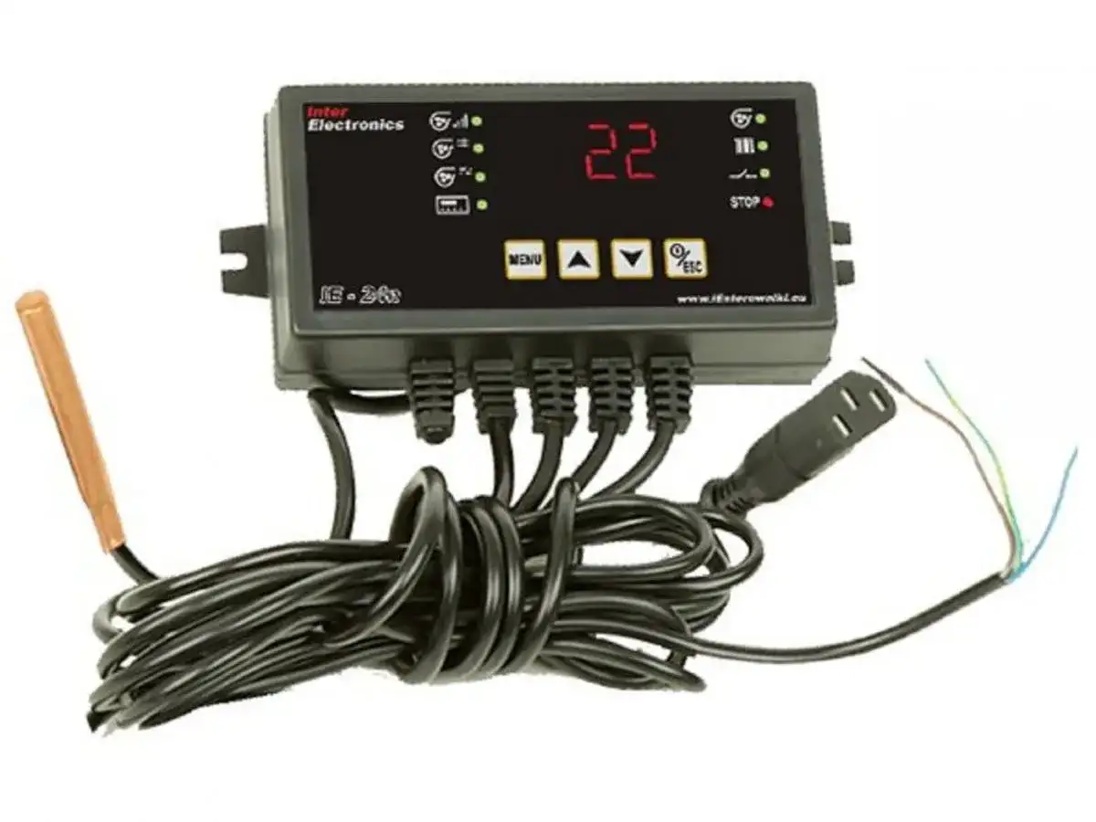 Sterownik IE-24 do kotłów CO z cyfrowym wyświetlaczem temperatury i przyciskami sterującymi.