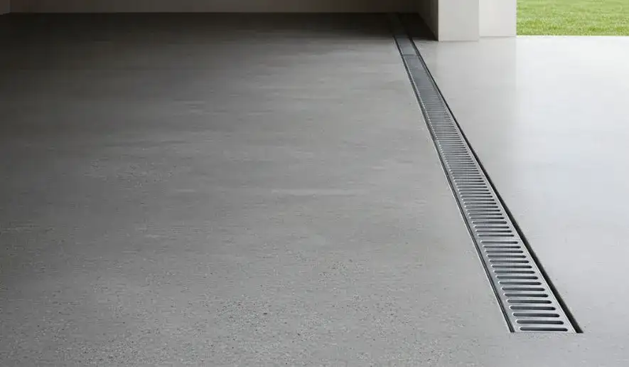 Jakie odwodnienie liniowe na podjazd wybrać, by uniknąć problemów?