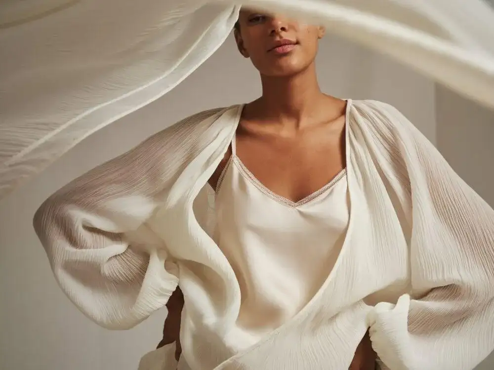 Jak nosić bluzki bez stanika? Komfort i styl bez biustonosza