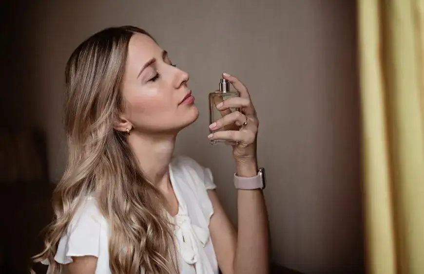 Jak wybrać perfumy damskie? Poradnik, zapachy i trendy