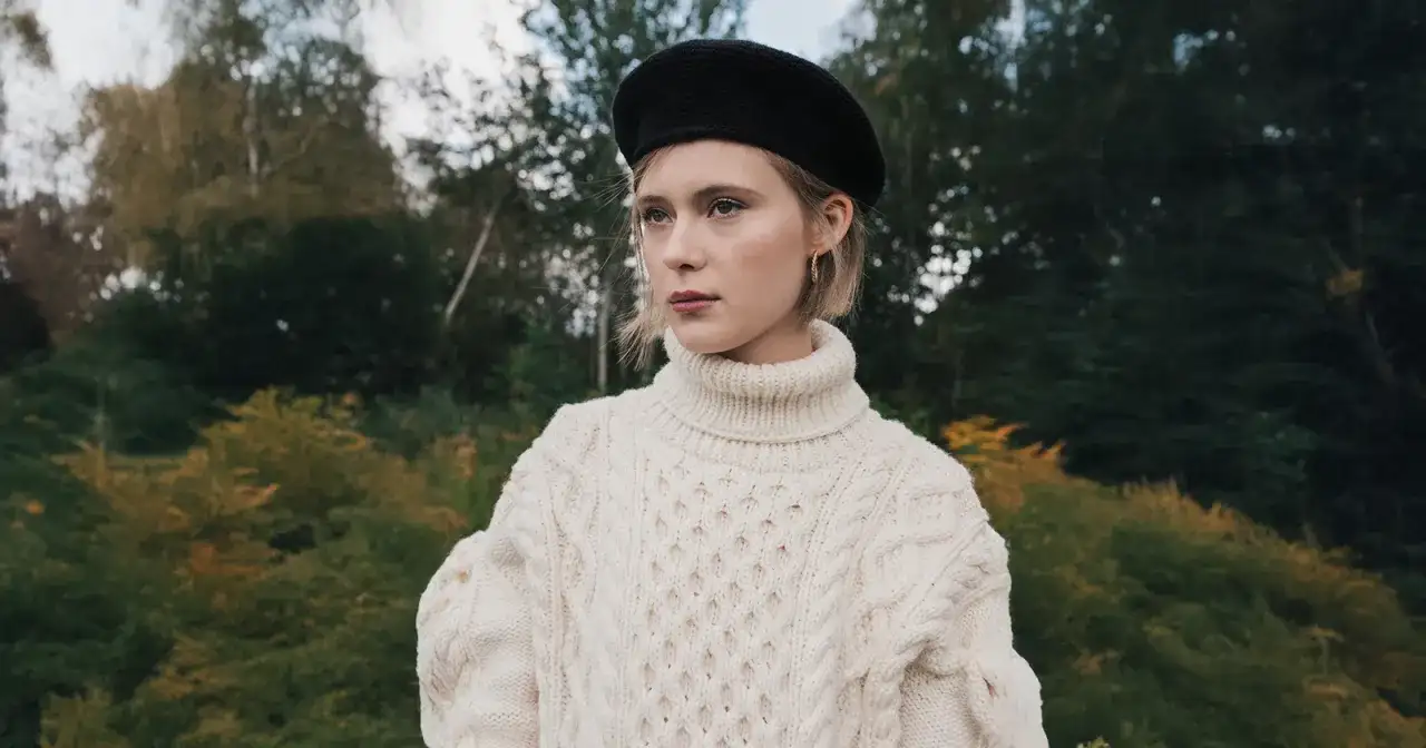 Jak modnie nosić beret? Odkryj stylowe sposoby i triki na każdą okazję