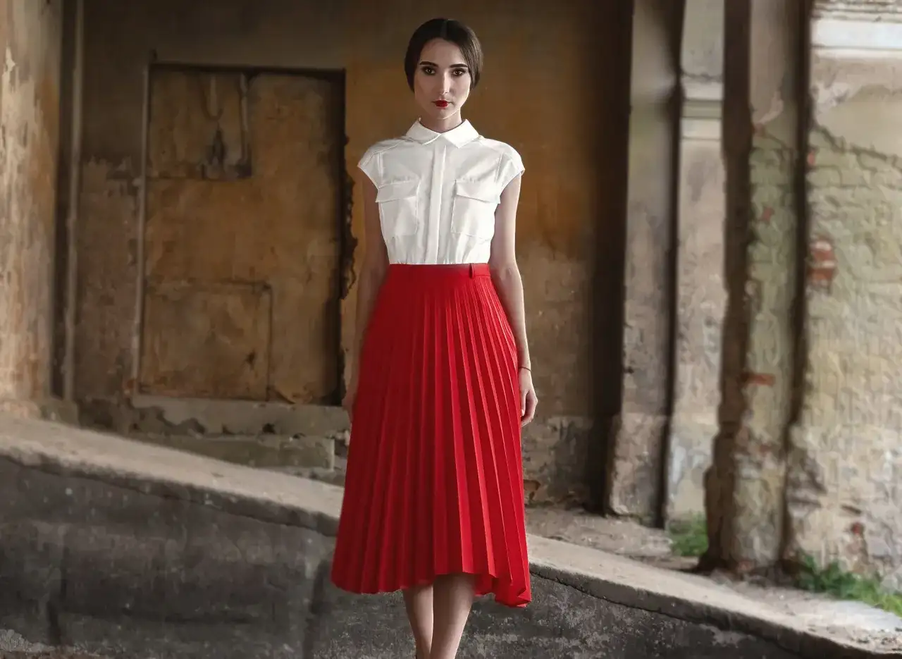 Z czym łączyć czerwoną spódnicę? Stylizacje na każdą okazję!