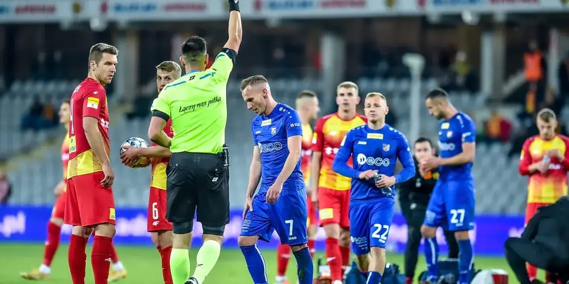 Czerwona kartka w piłce nożnej - co oznacza i jakie są konsekwencje