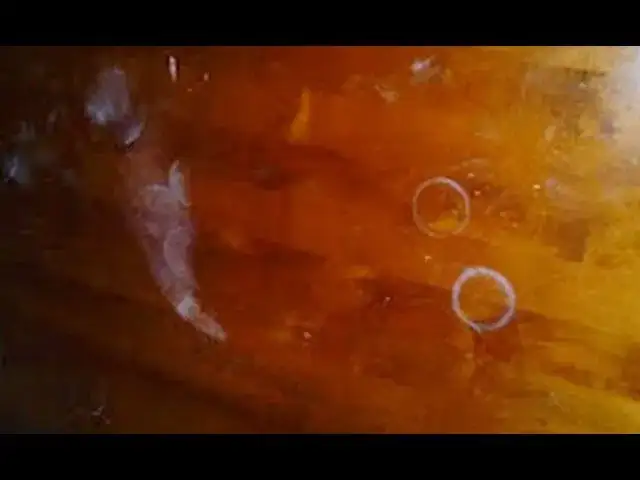 Jak skutecznie usunąć plamy ze stołu drewnianego i chronić go przed zniszczeniem