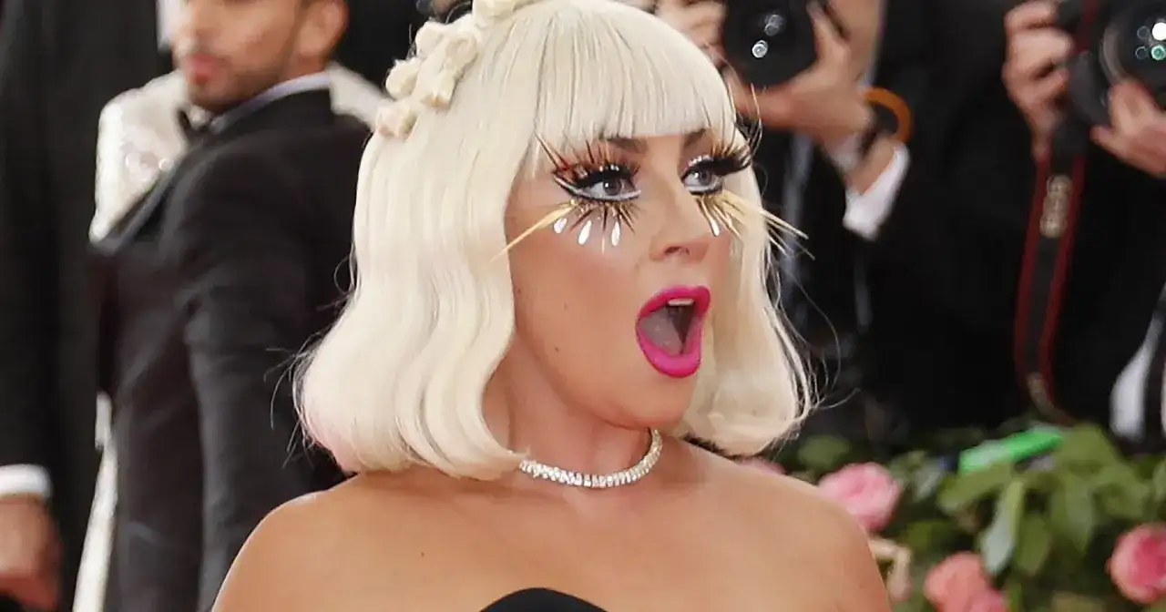 Lady Gaga na Met Gali w odważnym makijażu oczu i ust, z blond peruką.